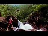 Lilyan se desnuda al borde de una cascada